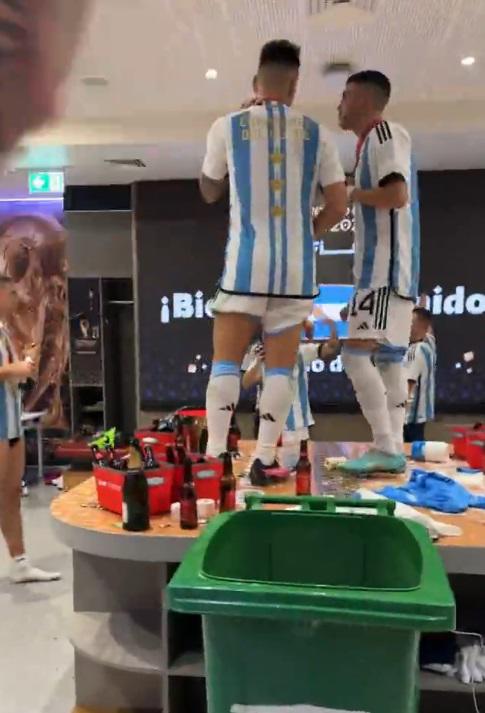 Hubo “perreo intenso”: La celebración íntima de Argentina en su camerino; le dejaron un dardo a Mbappé y Camavinga