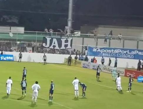 Arrojaron de todo: Armando Castro detuvo el Motagua - Olimpia tras lanzamiento de objetos al campo del Carlos Miranda