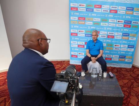 El DT de la Selección Nacional tuvo un mano a mano con el periodista José Luis Barralaga.