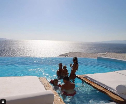 Daniella Semaan deslumbra junto con Antonela Rocuzzo en sus vacaciones en Grecia