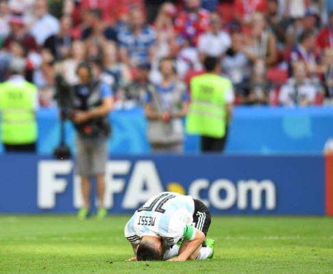 EN FOTOS: Pogba consoló a un Messi destrozado por eliminación en Rusia