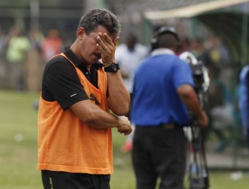 DT Mauro Reyes en uno de sus encuentros en el fútbol hondureño. Foto: Archivo.