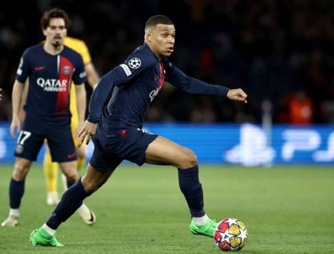Mbappé conduciendo la pelota ante Barcelona, siempre busca dar el pase al espacio o buscar desbordar a Koundé por la izquierda.