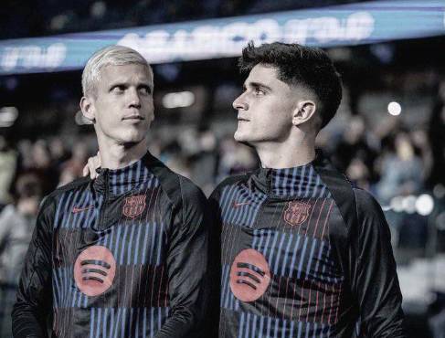 Dani Olmo, en teoría, ha quedado libre tras no poder ser inscrito en la Liga de España por el Barcelona.