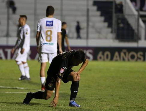 Diego Auzqui en el partido donde Motagua cayó 1-2 ante Comunicaciones.