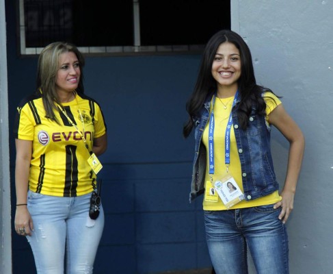 ¡HERMOSAS! Una Reina de Belleza entre las chicas lindas que asistieron a los estadios