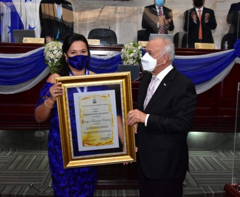 ¡Chelato y DIEZ entre los protagonistas! Así fue la entrega de los Premios Parlamentarios a los periodistas más destacados del 2021&nbsp;&nbsp;