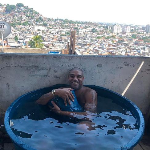Desgarradora carta de Adriano y revela por qué sigue viviendo en las favelas: “Bebo cada dos días y los otros días, también”