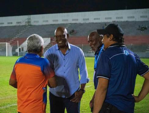 Raúl Martínez Sambula se saludó con Héctor Castellón previo al partido. FOTO: Victoria
