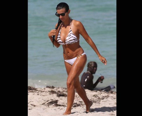 Infartante: Así captan a la esposa de Bacary Sagna, el futbolista más feo