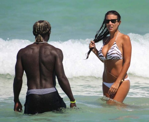 Infartante: Así captan a la esposa de Bacary Sagna, el futbolista más feo