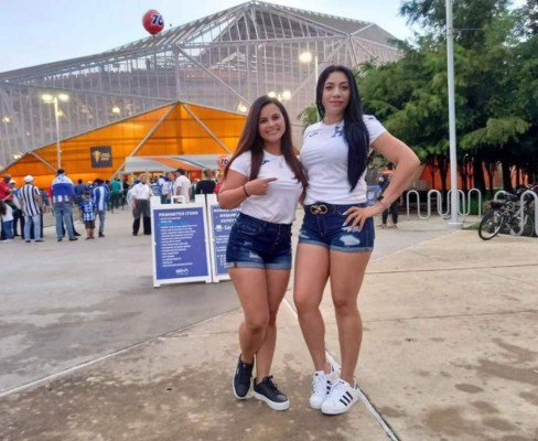 Una ex Miss deslumbra: Las bellas hondureñas que robaron suspiros en el Honduras-Granada