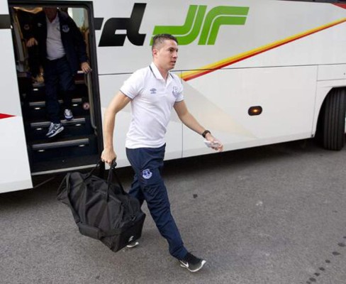 El tico Bryan Oviedo viaja a la pretemporada del Everton