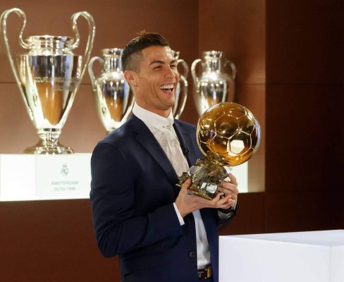 Las 12 fotos de Cristiano Ronaldo recibiendo el cuarto Balón de Oro