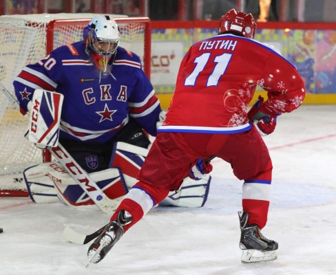 El talento oculto de Vladimir Putin: Juega hockey sobre hielo y queda como máximo goleador