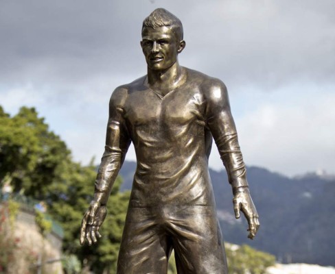 Las estatuas de deportistas y famosos más horribles en el mundo