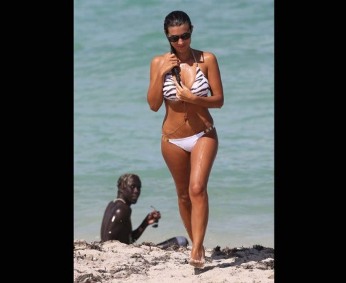 Infartante: Así captan a la esposa de Bacary Sagna, el futbolista más feo