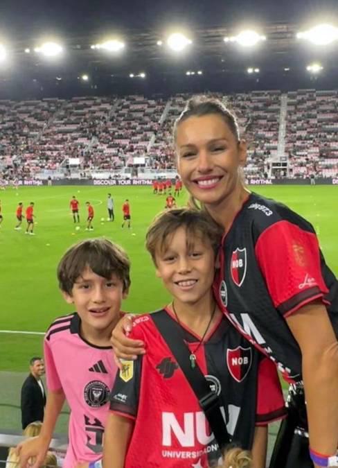 Beso a Messi, lindo gesto de Leo con Newell’s y el jugador que se llevó la camisa del “10” en su partido más especial