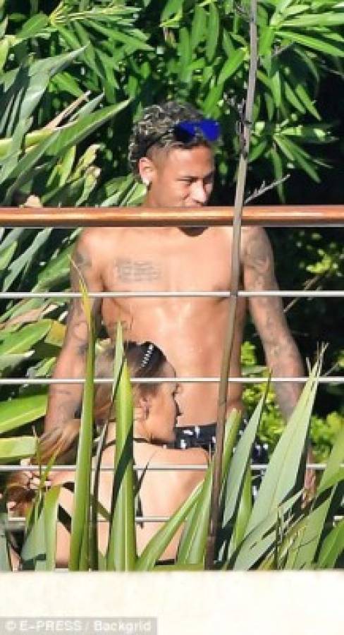 Neymar se relaja en lujoso yate mientras le autorizan jugar con PSG