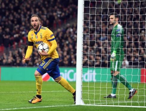 NGH01. LONDRES (REINO UNIDO), 07/03/2018.- El jugador de Juventus Gonzalo Higuain celebra luego de anotar un gol hoy, miércoles 7 de marzo de 2018, durante un partido por los octavos de final de la Liga de Campeones de la UEFA disputado entre el Tottenham Hotspur y Juventus FC, en el estadio Wembley de la ciudad de Londres (Reino Unido). EFE/FACUNDO ARRIZABALAGA