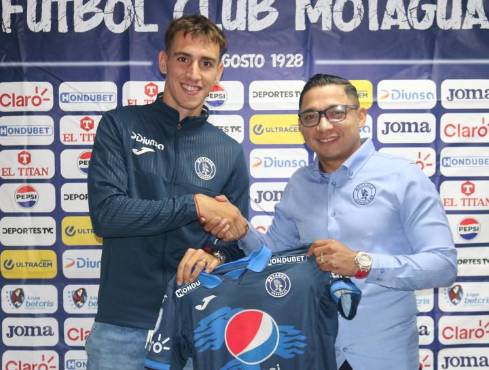 Emilio Izaguirre, director deportivo de Motagua, junto a Rodrigo Auzmendi.