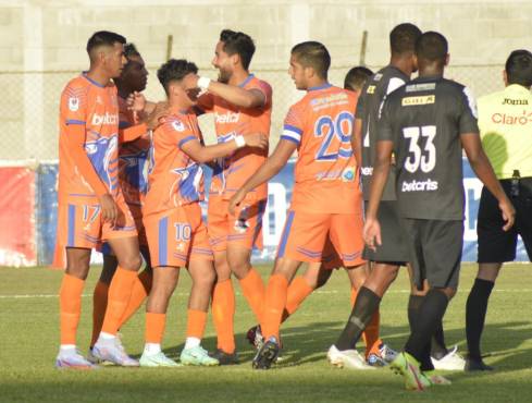 Rembrandt Flores anotó de penal para abrir el marcador en Danlí. (Foto UPN)