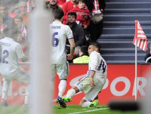 Real Madrid's Brazilian midfielder Carlos Henrique Casemiro (R) celebrates after scoring his team's second goal during the Spanish league football match Athletic Club Bilbao vs Real Madrid CF at the San Mames stadium in Bilbao on March 18, 2017. / AFP PHOTO / ANDER GILLENEA