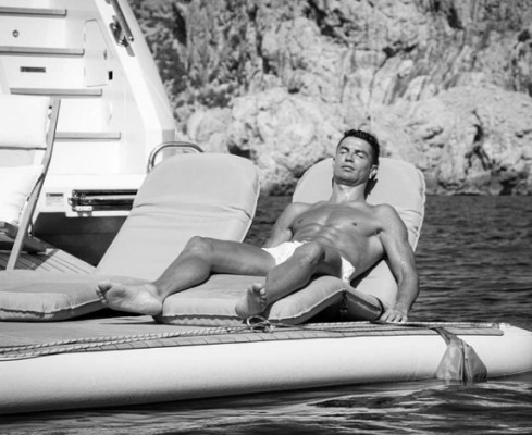 Cristiano Ronaldo se rinde a Georgina Rodríguez y el 'colado' en las nuevas fotos de las vacaciones de CR7