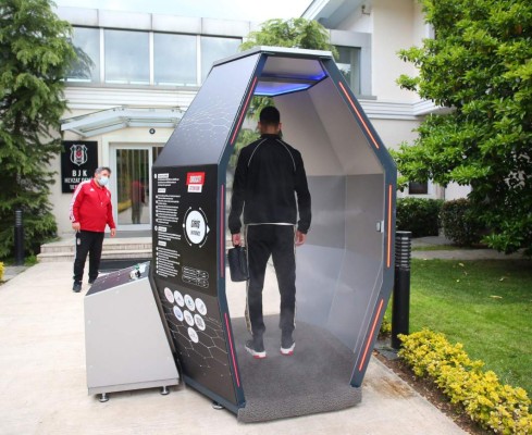 Besiktas busca frenar el contagio del coronavirus con moderna cabina de desinfección