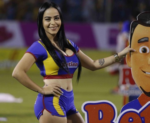 Las infartantes chicas que adornan la semifinal Real España-Marathón