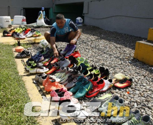 Risas, bromas y pláticas individuales de Pinto en el último entreno de Honduras