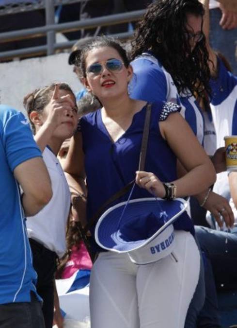 Ellas son las infartantes chicas que engalanaron el Honduras vs Panamá
