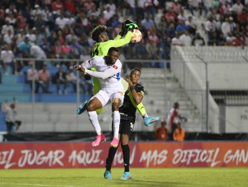 Gilberto Hernández estuvo encargado de marcar a Yustin Arboleda en el juego ante Olimpia por la Copa Centroamericana.