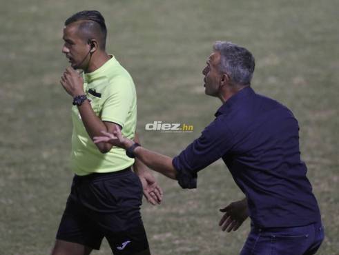 Pablo Lavallén durante el juego entre Olimpia y Motagua en la semifinal de la Liga Nacional de Honduras.