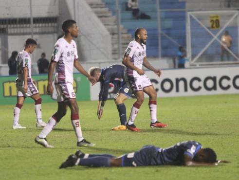 Agustín Auzmendi perdonó un gol cantado. En la siguiente jugada, Saprissa anotó.