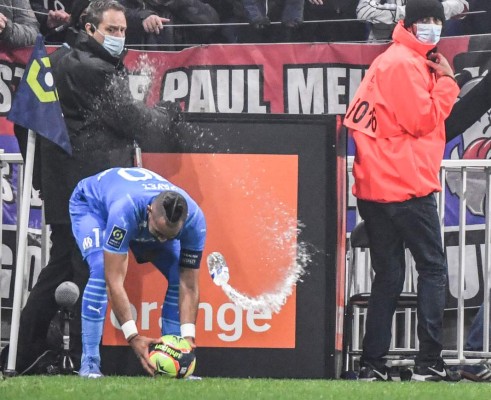 Fotos: Así fue la agresión que sufrió Payet en la Liga de Francia; ¡botellazo en la cabeza!