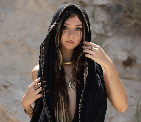 La mujer que Hamás exhibió como trofeo de guerra: asistía a un festival de música por la paz