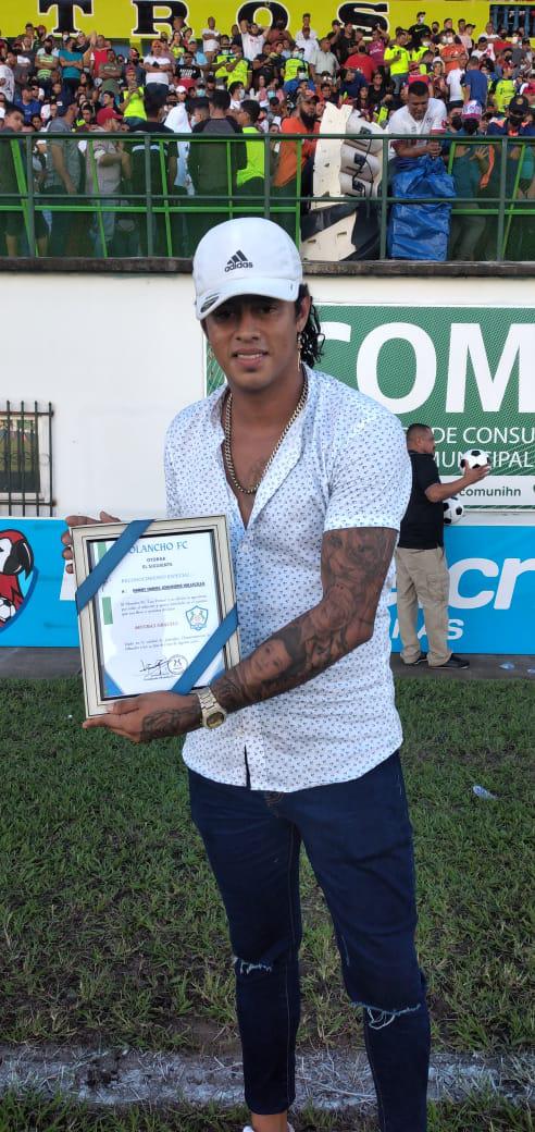 Olimpia causa locura en Olancho: Pedro Troglio se deja querer por la afición, bellas modelos de la batucada y caballos de raza