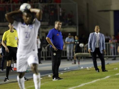 PAN022. CIUDAD DE PANAMÃ (PANAMÃ), 13/06/2017.- El director tÃ©cnico de PanamÃ¡ HernÃ¡n DarÃ­o GÃ³mez (c) observa hoy, martes 13 de junio de 2017, en un partido entre PanamÃ¡ y Honduras para de la eliminatoria para la Copa Mundo de fÃºtbol Rusia 2018 en Ciudad de PanamÃ¡ (PanamÃ¡). EFE/Alejandro BolÃ­var