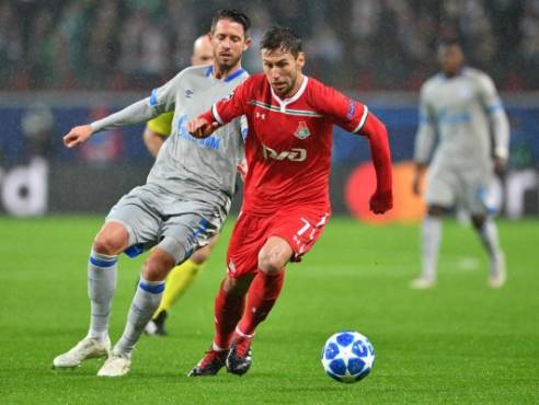 Schalke's German midfielder Mark Uth (L0 and Lokomotiv Moscow's Polish midfielder Grzegorz Krychowiak vie for the ball during the UEFA Champions League group D football match between FC Lokomotiv Moscow and FC Schalke 04 at the RZD Arena in Moscow on October 3, 2018. / AFP PHOTO / Mladen ANTONOV
