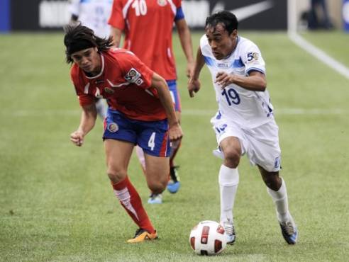 JLX04. EAST RUTHERFORD (NJ, EE.UU.), 18/06/2011.- El jugador de Honduras Javier Portillo (d) disputa el balÃ³n con JosÃ© Salvatierra (i) de Costa Rica hoy, sÃ¡bado 18 de junio de 2011, durante los cuartos de final de la Copa de Orto en el estadio New Meadowlands de East Rutherford, Nueva Jersey (EE.UU.). EFE/JUSTIN LANE