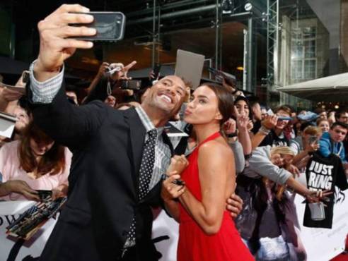 'La Roca' e Irina han lucido muy felices en sus apariciones públicas. Esta imagen lo dice todo. FOTO: AGENCIAS