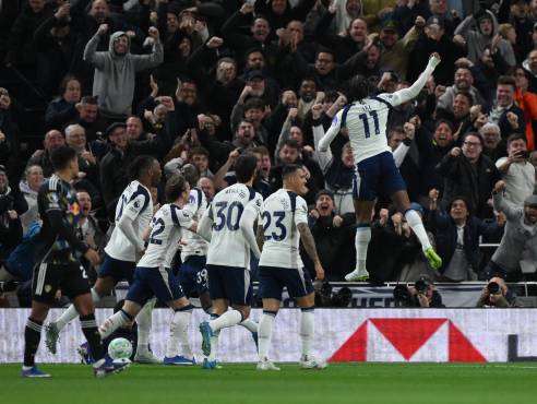 El jugador del Tottenham Hotspur Mathys Tel celebra el gol con sus compañeros durante el partido de la Premier League