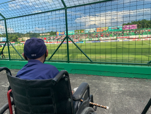 Desde la zona baja del sector preferencial, Don Santos disfrutaba del juego en su silla de ruedas.
