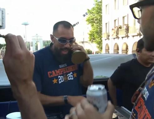 La fiesta de España hasta Cibeles, los que se besaron y el cartel: Paredes vs. Gavi