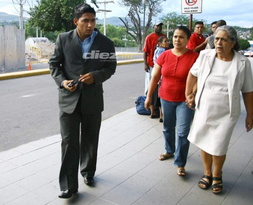 Los celulares, lentes, bolsos y ropa... ¡Así era la moda de los futbolistas hondureños hace una década!