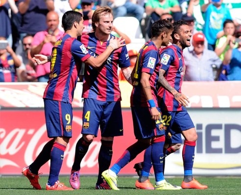 Barcelona demolió por 8 a 0 al Córdoba y se aferra al título .