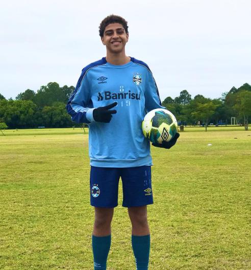 Hijo de Adriano firma su primer contrato en Europa: el club que lo fichó y el increíble parecido con su padre