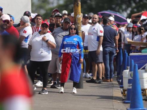Enormes filas para ingresar al estadio Nacional Chelato Uclés. FOTOS: Mauricio Ayala.