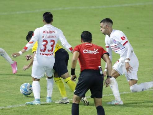Said Martínez no señaló como acción penal la caída de Osorto en el área merengue. FOTO: Neptalí Romero.